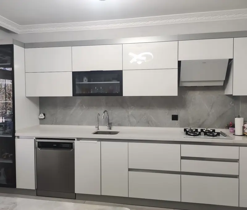Beyaz kapaklı, ankastre fırınlı, ölçüye göre yapılmış mutfak