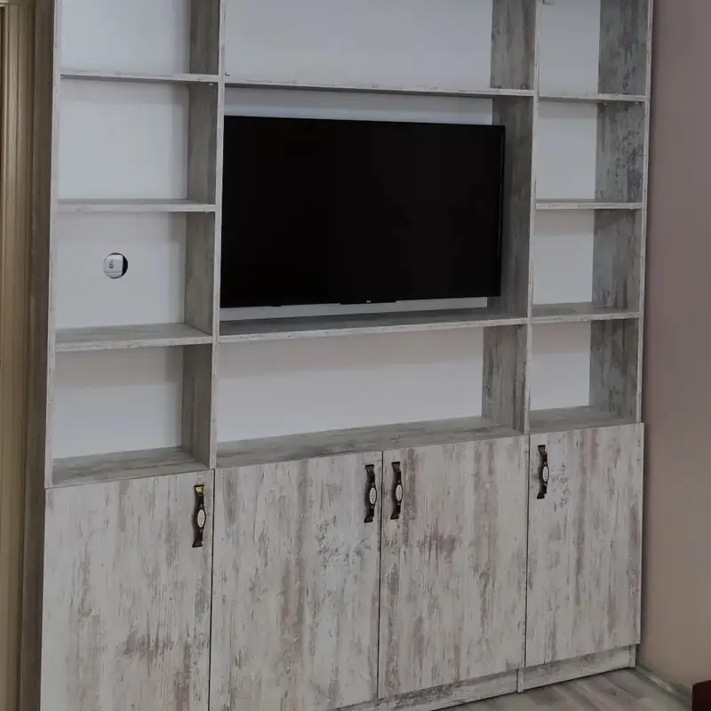 Raflı ve dolaplı TV ünitesi